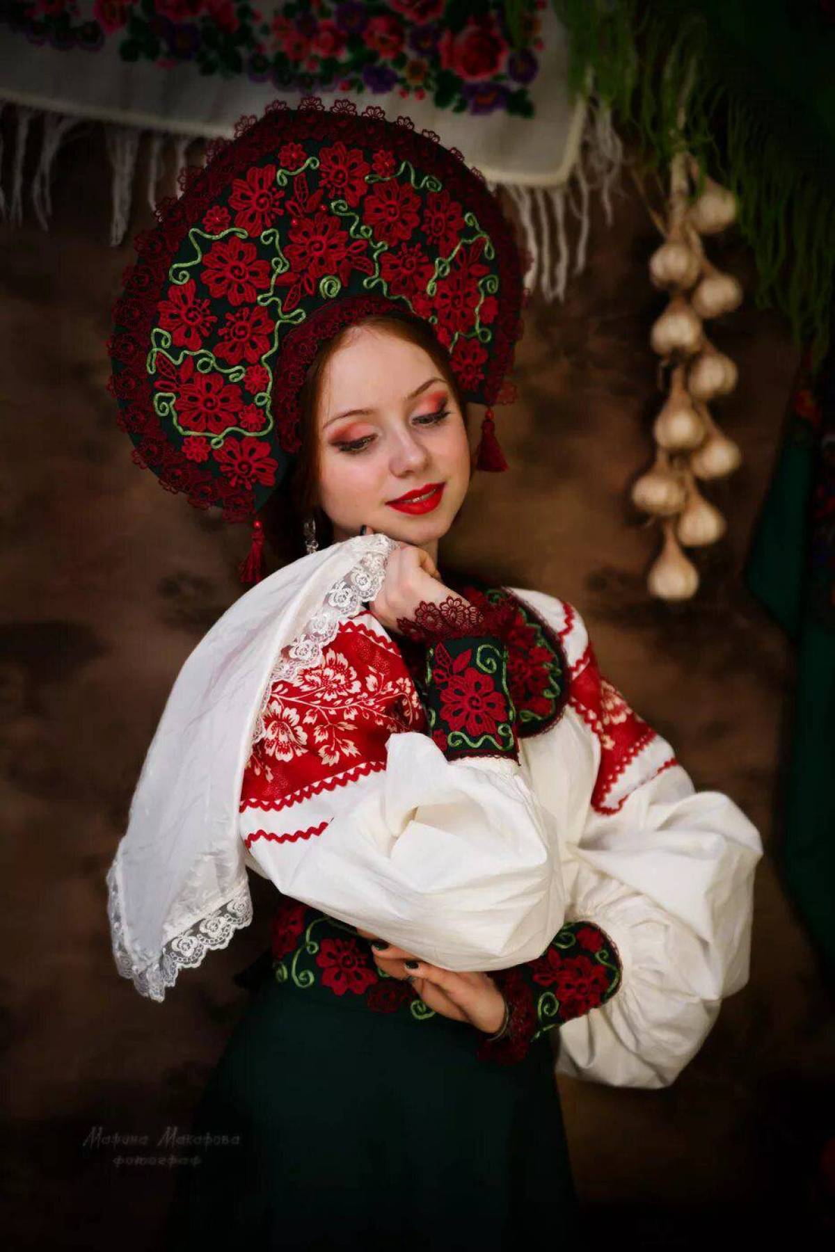 Women in Slavic costumes underwear in Chihuahua
