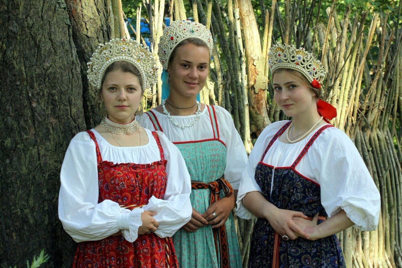 Sexy model Girls in Slavic costumes in Chihuahua